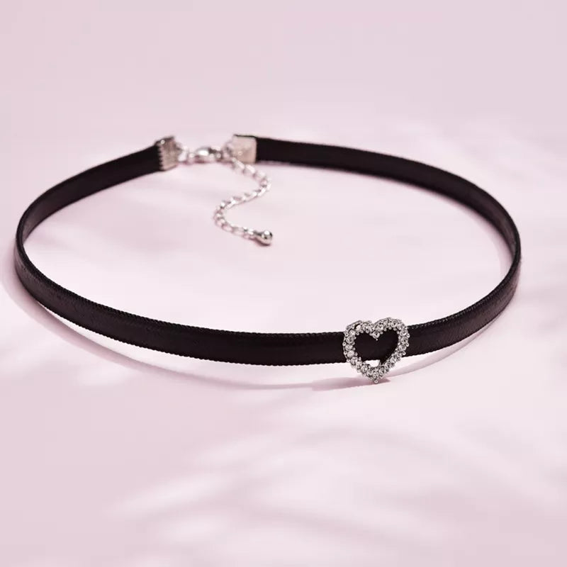 "Geometrisches Kristall-Halsband aus schwarzem Leder mit schillerndem Zirkon-Anhänger, stilvoll und luxuriös."