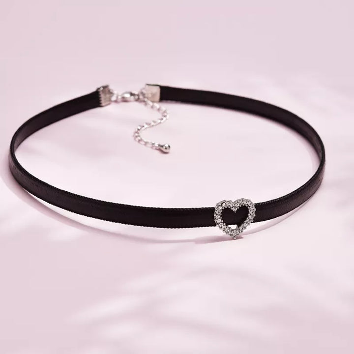 "Geometrisches Kristall-Halsband aus schwarzem Leder mit schillerndem Zirkon-Anhänger, stilvoll und luxuriös."