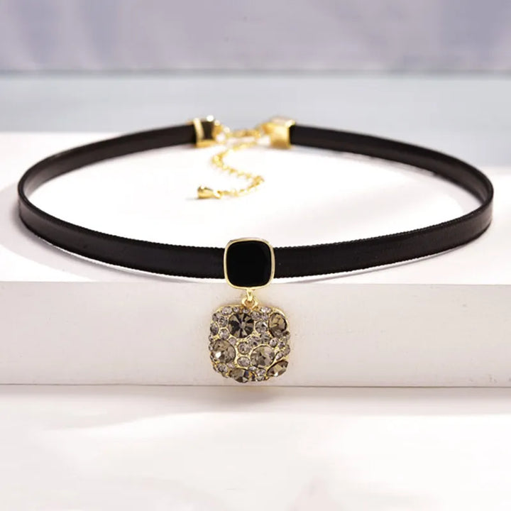 "Geometrisches Kristall-Halsband aus schwarzem Leder mit schillerndem Zirkon-Anhänger, stilvoll und luxuriös."