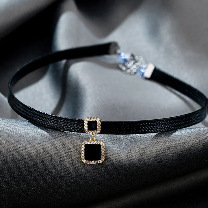 "Geometrisches Kristall-Halsband aus schwarzem Leder mit schillerndem Zirkon-Anhänger, stilvoll und luxuriös."