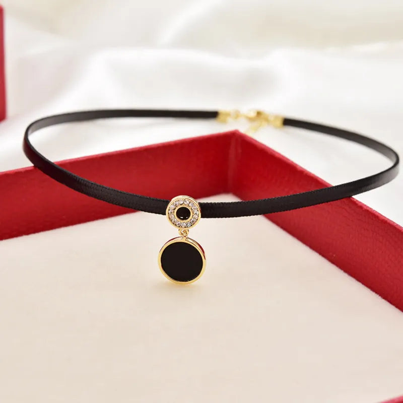 "Geometrisches Kristall-Halsband aus schwarzem Leder mit schillerndem Zirkon-Anhänger, stilvoll und luxuriös."