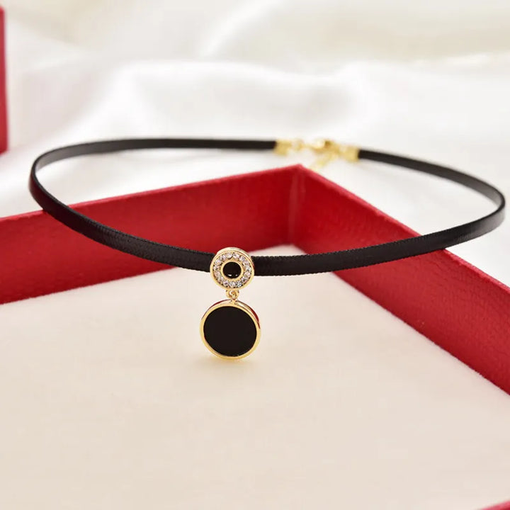 "Geometrisches Kristall-Halsband aus schwarzem Leder mit schillerndem Zirkon-Anhänger, stilvoll und luxuriös."