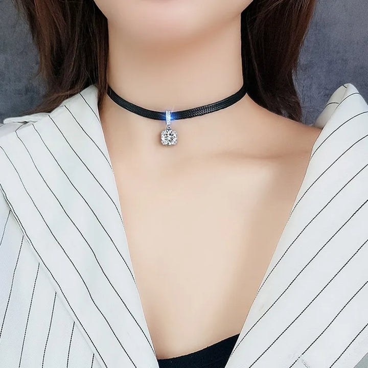 "Geometrisches Kristall-Halsband aus schwarzem Leder mit schillerndem Zirkon-Anhänger, stilvoll und luxuriös."