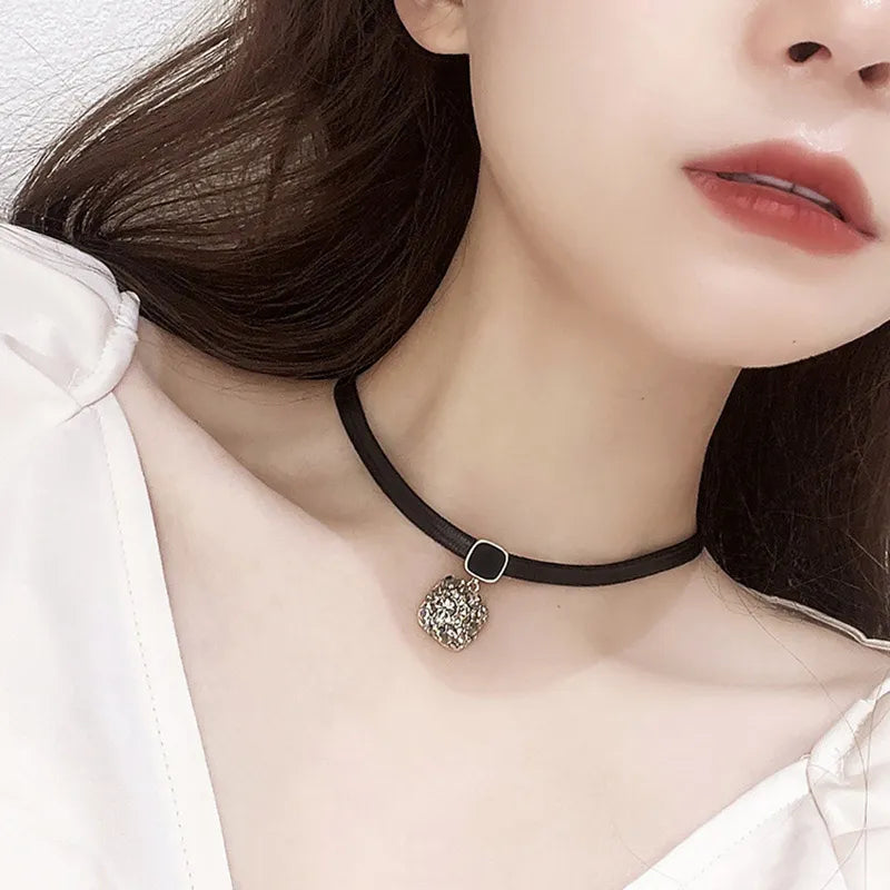"Geometrisches Kristall-Halsband aus schwarzem Leder mit schillerndem Zirkon-Anhänger, stilvoll und luxuriös."