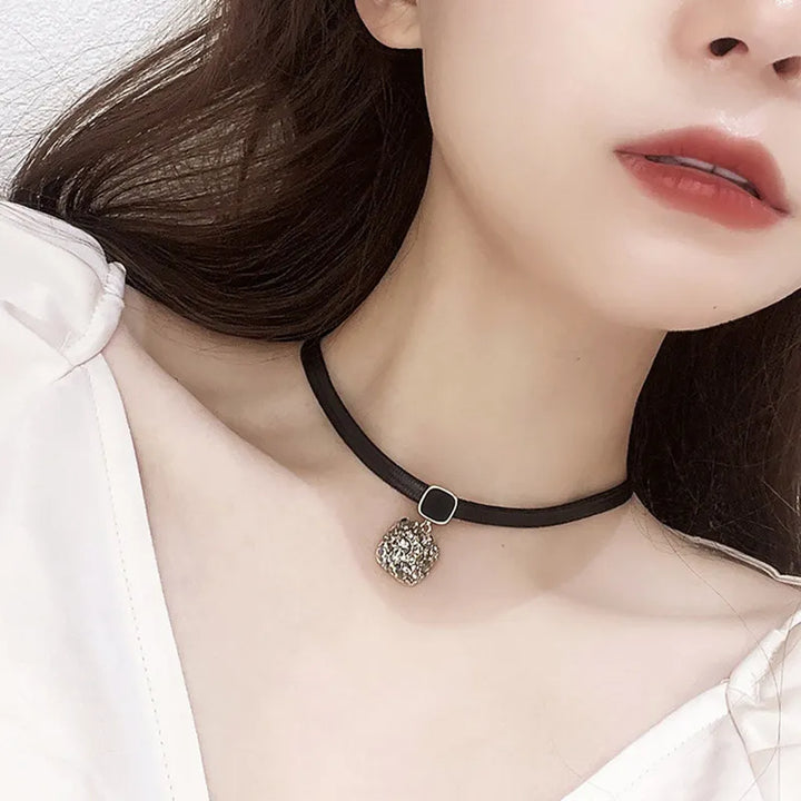 "Geometrisches Kristall-Halsband aus schwarzem Leder mit schillerndem Zirkon-Anhänger, stilvoll und luxuriös."