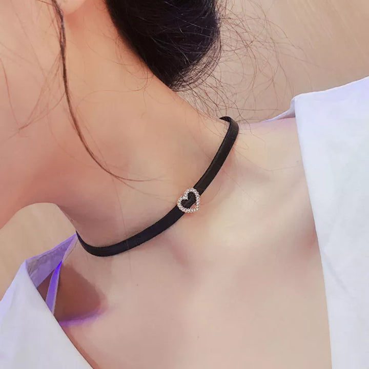 "Geometrisches Kristall-Halsband aus schwarzem Leder mit schillerndem Zirkon-Anhänger, stilvoll und luxuriös."