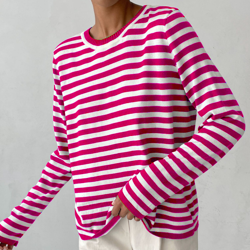 Frau in pink-weiß gestreiftem Langarmshirt aus Baumwolle, modisch, lässig, bequem.