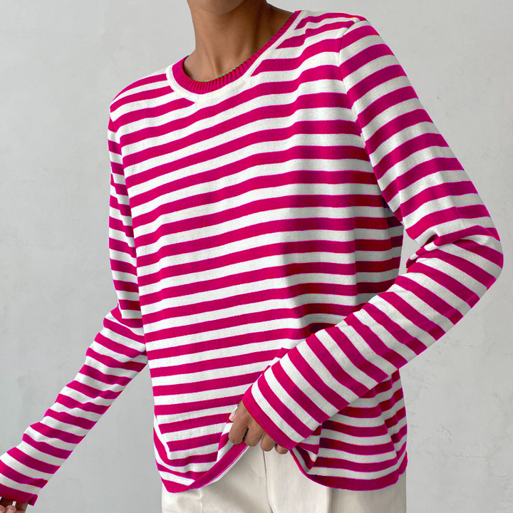 Frau in pink-weiß gestreiftem Langarmshirt aus Baumwolle, modisch, lässig, bequem.