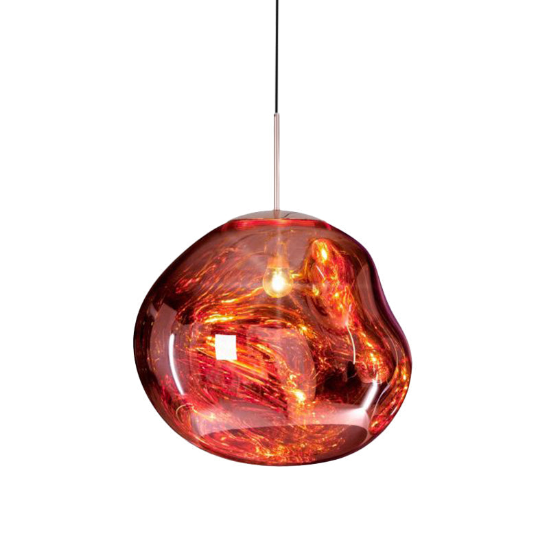 Moderne rote Glas-Hängelampe, organische Form, LED-Beleuchtung, stilvolle Inneneinrichtung.