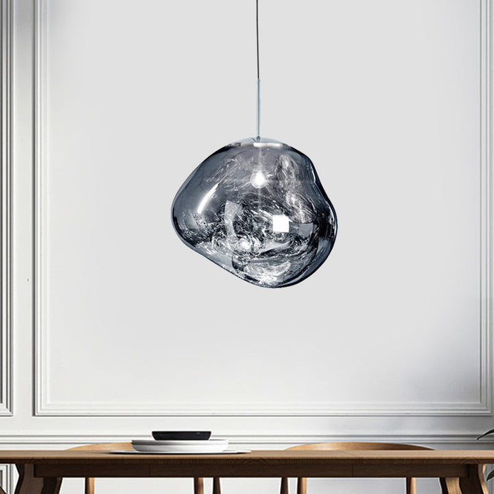 Moderne Glas-Pendelleuchte, rauchgrau, organische Form, minimalistisches Design, Wohnzimmerbeleuchtung.