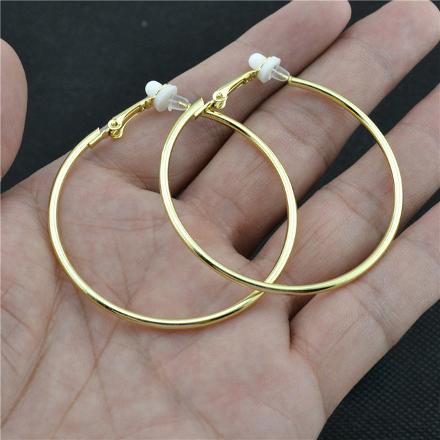 Goldene Creolen Ohrringe, 3,5 cm, Edelstahl, auf Handfläche, modisches Schmuckdesign.
