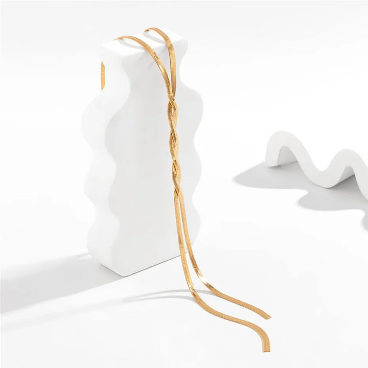 Weiße, wellenförmige Vase mit goldener Kordel, modernes Design, Dekoration, Keramik.