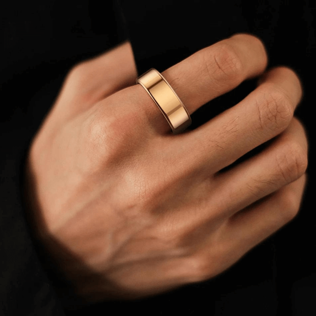 Goldener Herrenring, minimalistisches Design, poliert, eleganter Schmuck für Männer.
