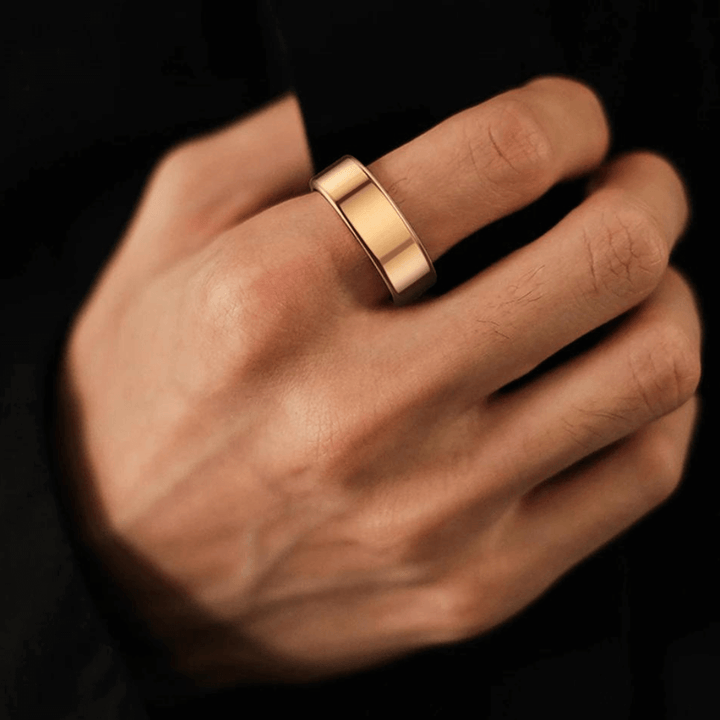 Goldener Herrenring, minimalistisches Design, poliert, eleganter Schmuck für Männer.