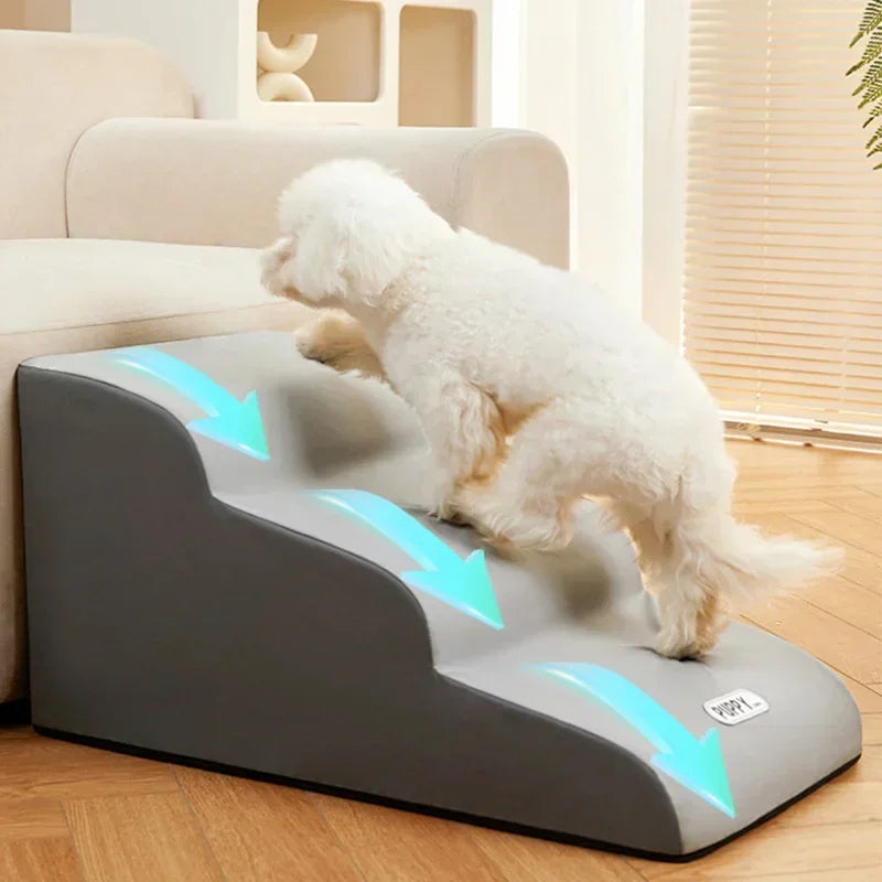 "Graue Haustiertreppe seitliche Ansicht, rutschfest, stilvoll, für Hunde und Katzen, Luxustreppe für Couch oder Bett."