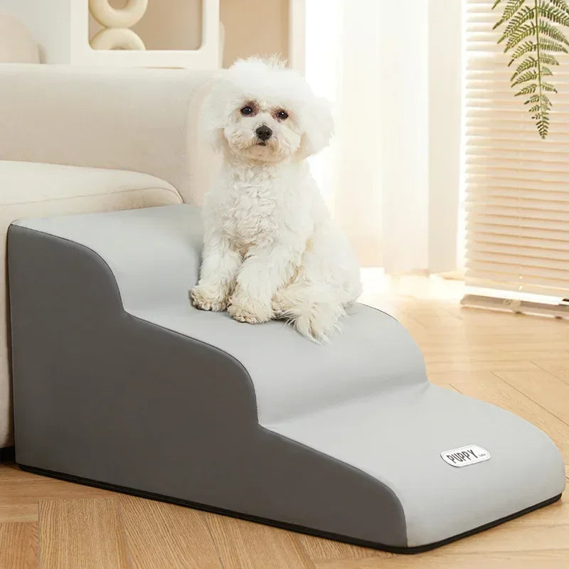 "Graue Haustiertreppe seitliche Ansicht, rutschfest, stilvoll, für Hunde und Katzen, Luxustreppe für Couch oder Bett."