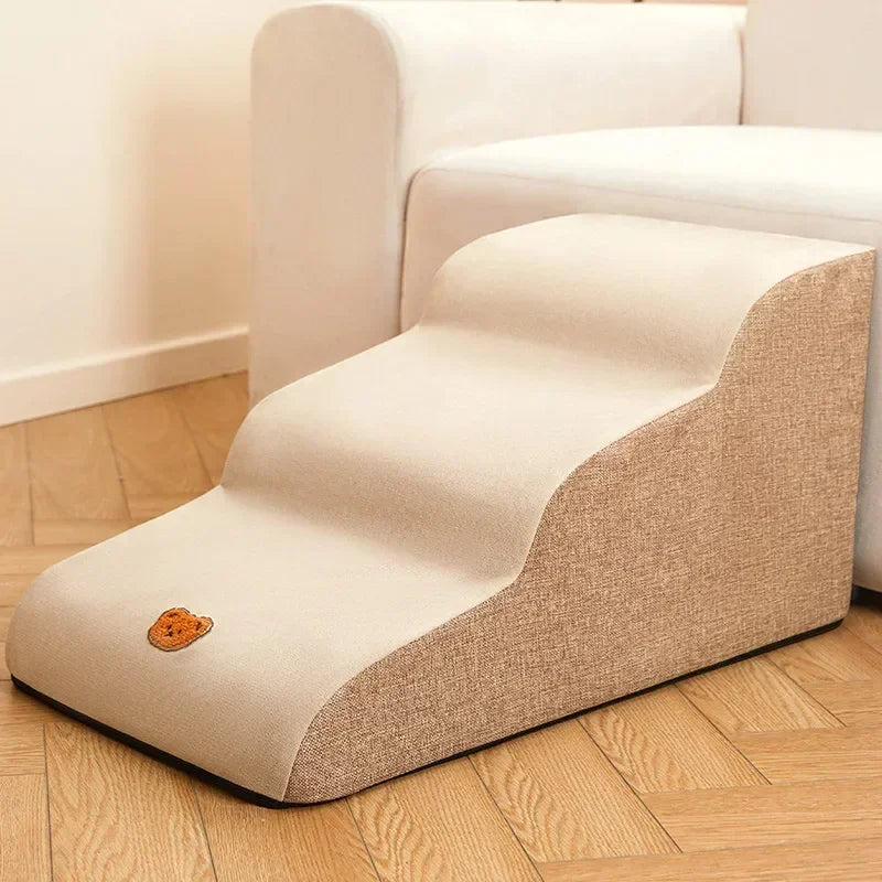 "Graue Haustiertreppe seitliche Ansicht, rutschfest, stilvoll, für Hunde und Katzen, Luxustreppe für Couch oder Bett."