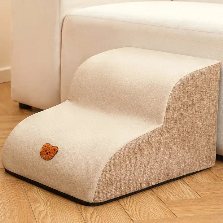 "Graue Haustiertreppe seitliche Ansicht, rutschfest, stilvoll, für Hunde und Katzen, Luxustreppe für Couch oder Bett."