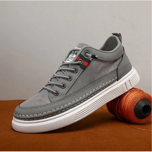 "Graue orthopädische Herrenschuhe, seitliche Ansicht, stilvoll und komfortabel, perfekt für Alltag und formelle Anlässe."