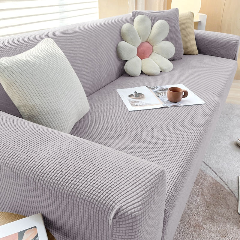 Graues Sofa mit Kissen, Blumenform, Wohnzimmer, modernes Design, gemütlich, skandinavisch.