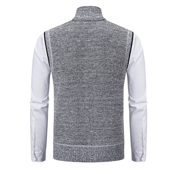 Grauer Herrenstrickpullover mit Stehkragen, Rückansicht, elegantes Design, Wintermode.