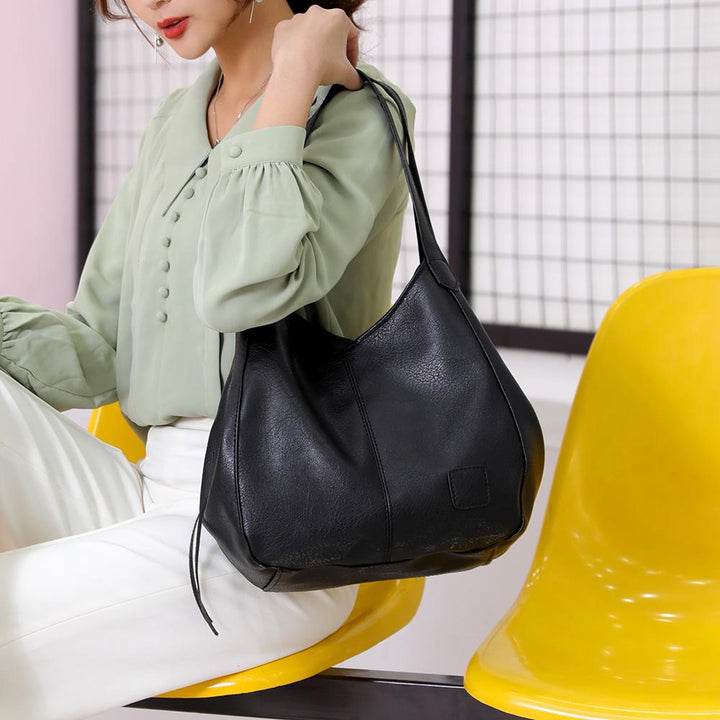 "Große stilvolle Ledertasche in Braun, Vintage-Design, ideal für Alltag und Reisen, mit sicheren Reißverschlussdetails."
