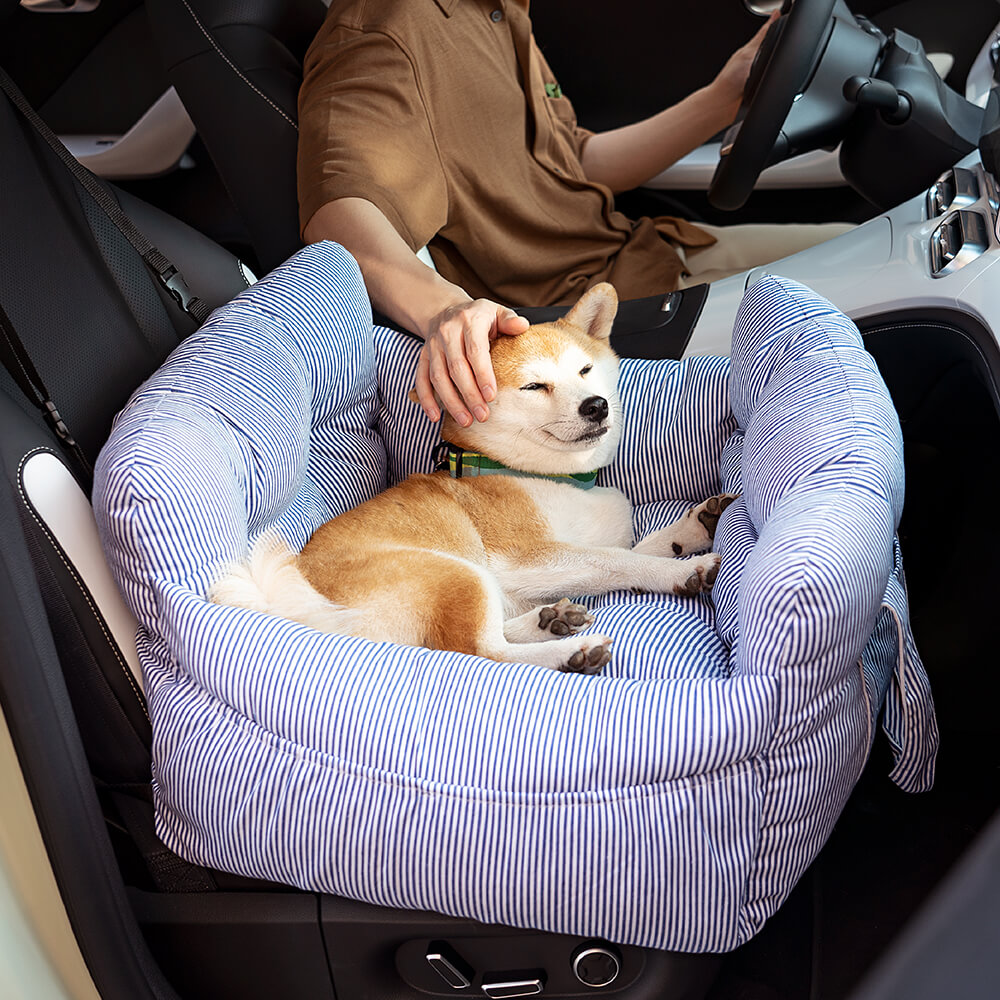 "Großer, tragbarer Hundeautositz in Blau mit Streifendesign, bietet Komfort und Sicherheit für Hunde während Autofahrten."