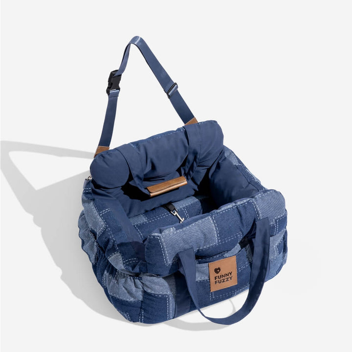 "Großer, tragbarer Hundeautositz in Blau mit Streifendesign, bietet Komfort und Sicherheit für Hunde während Autofahrten."