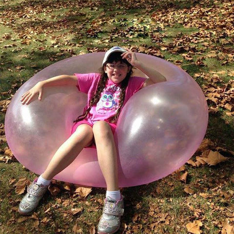 "Großer, transparenter Bubble-Ball für Outdoor-Spaß, flexibel und robust, ideal für Kinder und Erwachsene im Garten."