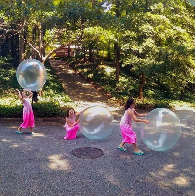 "Großer, transparenter Bubble-Ball für Outdoor-Spaß, flexibel und robust, ideal für Kinder und Erwachsene im Garten."