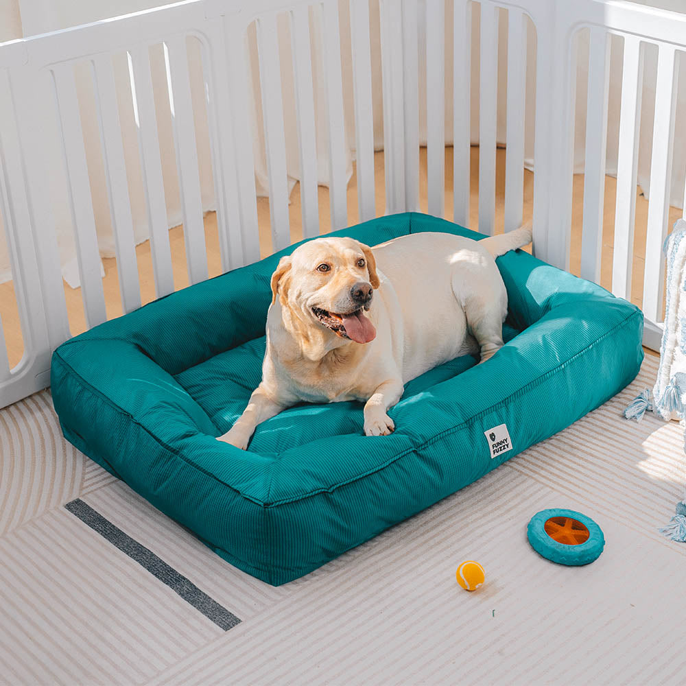 "Großes orthopädisches Hundebett, wasserdicht. Gemütliches Design mit robustem, kratzfestem Bezug und stützender Umrandung."