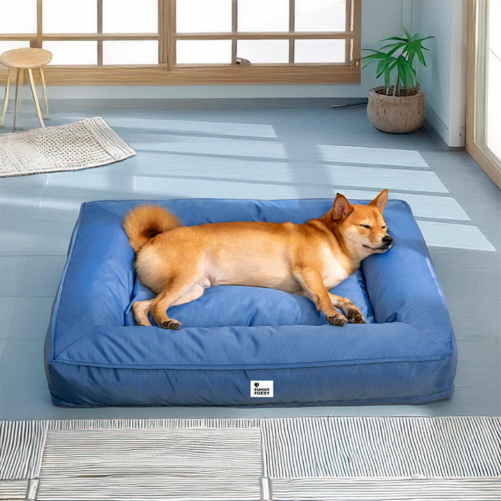 "Großes orthopädisches Hundebett, wasserdicht. Gemütliches Design mit robustem, kratzfestem Bezug und stützender Umrandung."