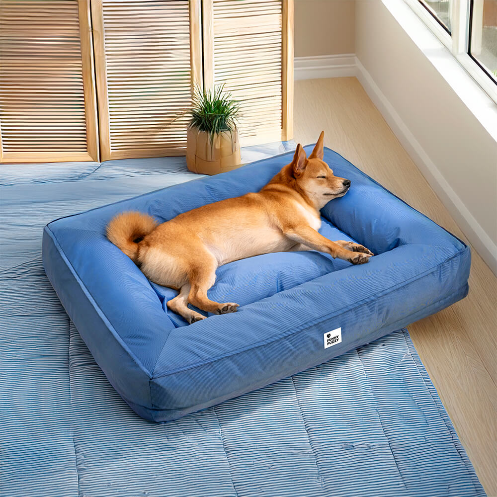 "Großes orthopädisches Hundebett, wasserdicht. Gemütliches Design mit robustem, kratzfestem Bezug und stützender Umrandung."