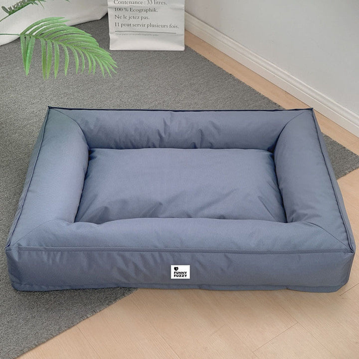 "Großes orthopädisches Hundebett, wasserdicht. Gemütliches Design mit robustem, kratzfestem Bezug und stützender Umrandung."
