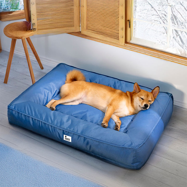 "Großes orthopädisches Hundebett, wasserdicht. Gemütliches Design mit robustem, kratzfestem Bezug und stützender Umrandung."
