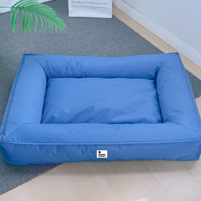"Großes orthopädisches Hundebett, wasserdicht. Gemütliches Design mit robustem, kratzfestem Bezug und stützender Umrandung."