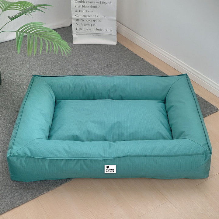 "Großes orthopädisches Hundebett, wasserdicht. Gemütliches Design mit robustem, kratzfestem Bezug und stützender Umrandung."