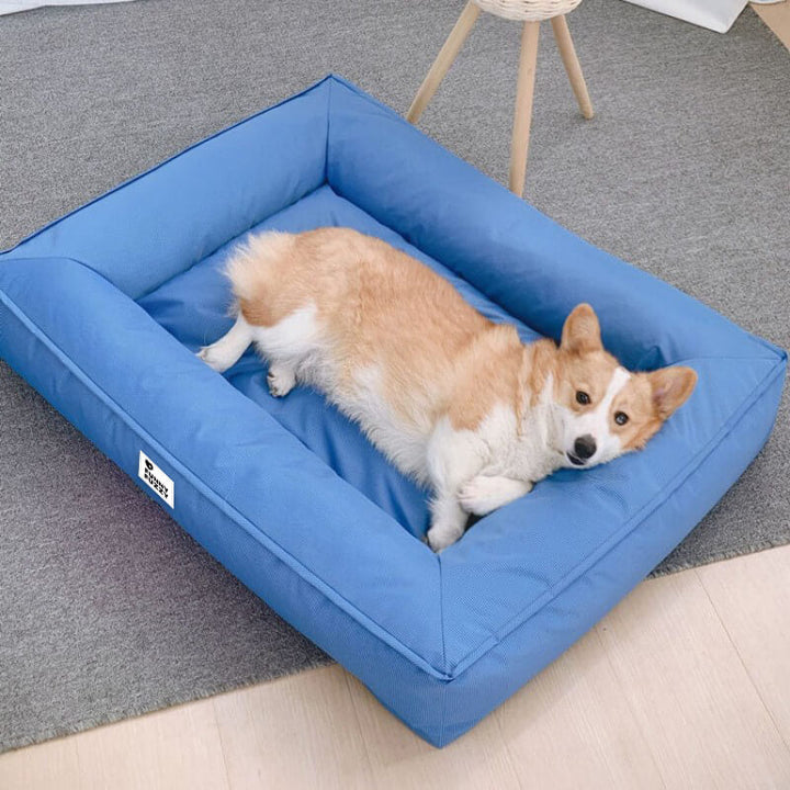 "Großes orthopädisches Hundebett, wasserdicht. Gemütliches Design mit robustem, kratzfestem Bezug und stützender Umrandung."