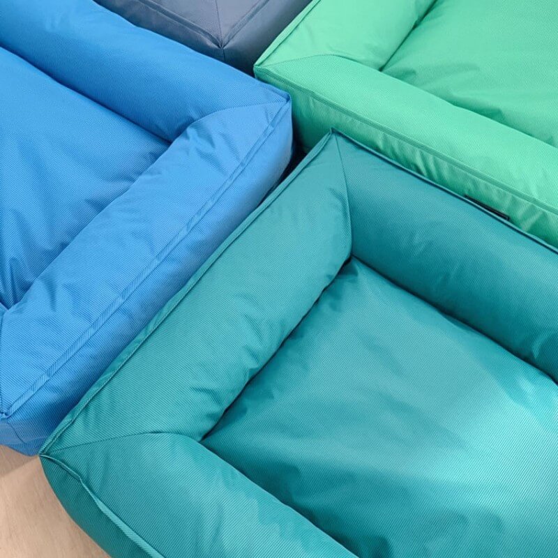 "Großes orthopädisches Hundebett, wasserdicht. Gemütliches Design mit robustem, kratzfestem Bezug und stützender Umrandung."