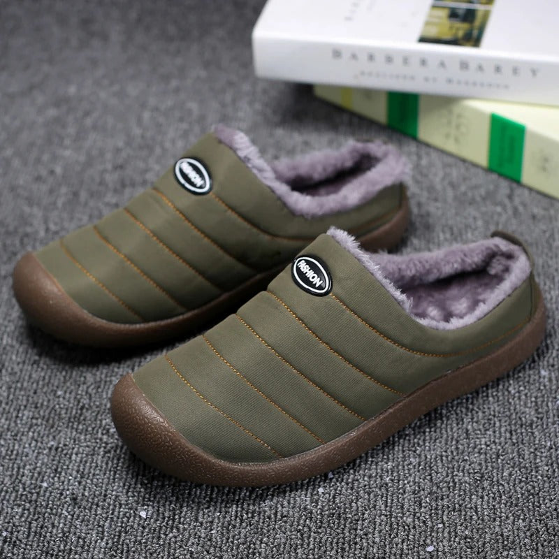 Grüne Herrenhausschuhe vorne, weich gefüttert für Komfort und Stil im Sommer. Ideal für elegante Freizeit-Looks.