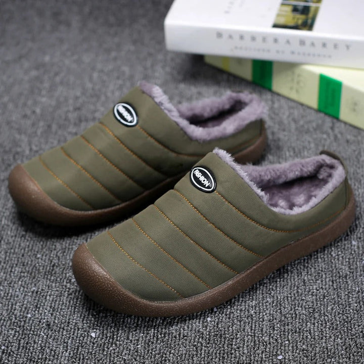Grüne Herrenhausschuhe vorne, weich gefüttert für Komfort und Stil im Sommer. Ideal für elegante Freizeit-Looks.