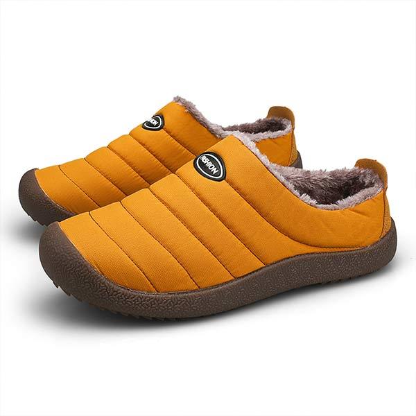 Grüne Herrenhausschuhe vorne, weich gefüttert für Komfort und Stil im Sommer. Ideal für elegante Freizeit-Looks.