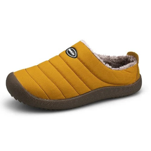 Grüne Herrenhausschuhe vorne, weich gefüttert für Komfort und Stil im Sommer. Ideal für elegante Freizeit-Looks.