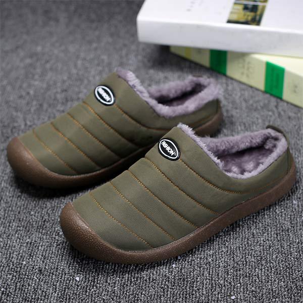 Grüne Herrenhausschuhe vorne, weich gefüttert für Komfort und Stil im Sommer. Ideal für elegante Freizeit-Looks.