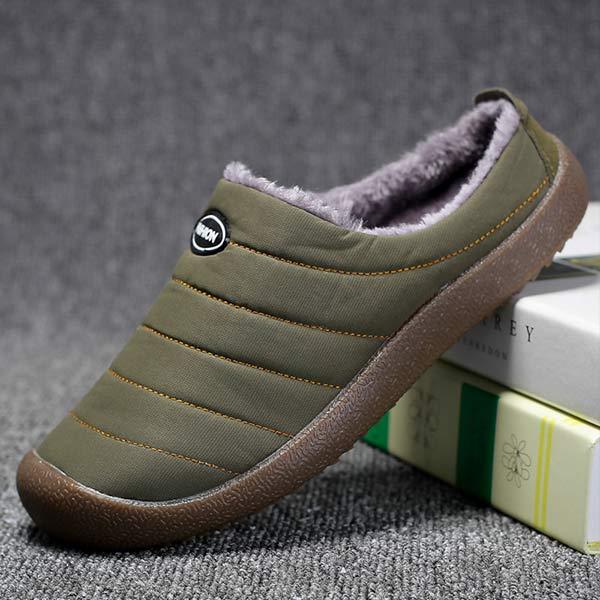 Grüne Herrenhausschuhe vorne, weich gefüttert für Komfort und Stil im Sommer. Ideal für elegante Freizeit-Looks.