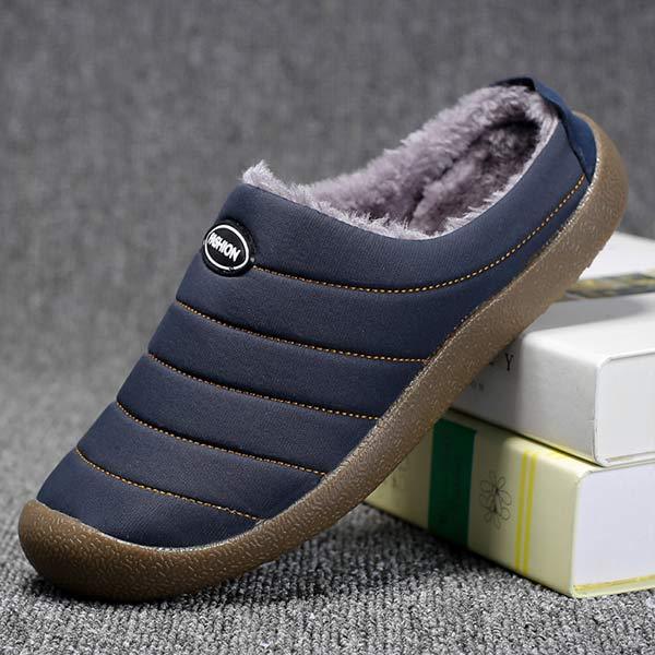 Grüne Herrenhausschuhe vorne, weich gefüttert für Komfort und Stil im Sommer. Ideal für elegante Freizeit-Looks.