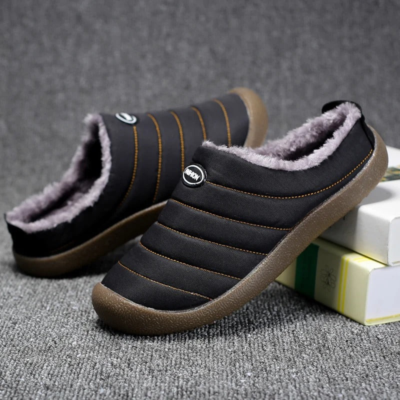 Grüne Herrenhausschuhe vorne, weich gefüttert für Komfort und Stil im Sommer. Ideal für elegante Freizeit-Looks.