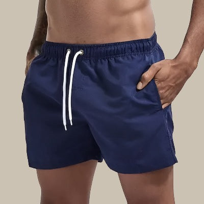 "Grüne, schnelltrocknende Herrenschwimmshorts mit elastischem Bund, Kordelzug und Taschen für stilvollen Komfort."