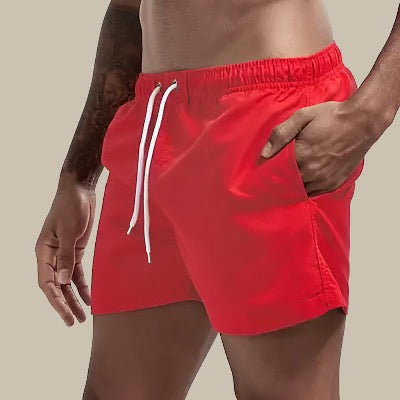 "Grüne, schnelltrocknende Herrenschwimmshorts mit elastischem Bund, Kordelzug und Taschen für stilvollen Komfort."