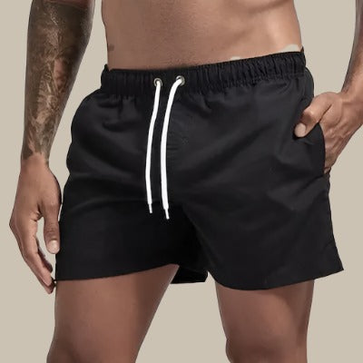 "Grüne, schnelltrocknende Herrenschwimmshorts mit elastischem Bund, Kordelzug und Taschen für stilvollen Komfort."